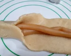 Step <p>Es el momento de pasarlo a la bandeja del horno forrada con papel de hornear. Ahí le das formita a los dos esquinas, empezando por la colita, en definición, hacerla más fina y luego poco a poco gira el rulo para darle forma de serpiente y al llegar a la cabeza, aprieta con los dedos un poco para formar el «el cuello del animalillo» y luego con un cuchillo, ábrele la boquita y pon una bolita de papel de hornear o aluminio, para que no se cierre en el horno. Con un palito, agujerea lo que simularan los ojos, o bien puedes poner alguna semilla, bolita de anís el momento de pasarlo a la bandeja del horno forrada con papel de hornear. Ahí le das formita a los dos esquinas, empezando por la colita, en definición, hacerla más fina y luego poco a poco gira el rulo para darle forma de serpiente y al llegar a la cabeza, aprieta con los dedos un poco para formar el «el cuello del animalillo» y luego con un cuchillo, ábrele la boquita y pon una bolita de papel de hornear o aluminio, para que no se cierre en el horno. Con un palito, agujerea lo que simularan los ojos, o bien puedes poner alguna semilla, bolita de anís</p> illustration