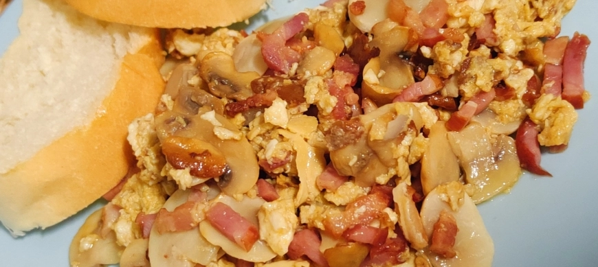 Revuelto de huevos, bacon y champiñones salteados