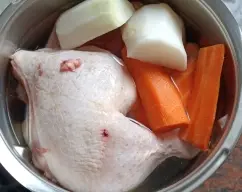 Step <p>Lo primero que tenemos que hacer es poner el cubrecuchillas para tener más espacio en nuestro vaso.</p><p>Aquí empezamos a jugar al tetris con nuestra carne y verduras.</p><p>Cuando tengamos la carne tenemos que poner el agua. recordar la capacidad maxima del vaso</p><p>Si no tenemos el cubrecuchillas habrá que ponerlo en el cestillo.</p> illustration