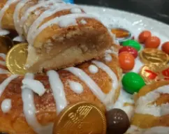 Step <p><u>Glaseado<br />
</u></p><p>Puedes preparar también un merengue, yo opté por la glasa.<br />
</p><p>Mientras está en el horno, prepara la glasa. Pon el azúcar en el vaso y pulveriza 20 seg/vel 10. Añade la clara de huevo y el zumo de limón y mezcla 30 seg/vel 6.<br />
</p><p>Pon el glaseado en una manga pastelera con boquilla fina.<br />
</p><p><br />
</p><p>Una vez salga la casca del horno, adornarla con el glaseado haciendo dibujos a nuestros gusto. No me he complicado mucho, unos zig zags y listo. Para hacer los piquitos, como el glaseado es más bien líquido, iba ensuciando la puntita de un palillo y lo acercaba a la serpiente, dejándolo el pegotito encima. Después de los primeros «churretones», este truqillo, me ha parecido buenísimo, jeje.<br />
</p><p><br />
</p><p>Esperar a que se enfríe y a disfrutar. </p><p><br />
</p><p>Una vez salga la casca del horno, adornarla con el glaseado haciendo dibujos a nuestros gusto. No me he complicado mucho, unos zig zags y listo. Para hacer los piquitos, como el glaseado es más bien líquido, iba ensuciando la puntita de un palillo y lo acercaba a la serpiente, dejándolo el pegotito encima. Después de los primeros «churretones», este truqillo, me ha parecido buenísimo, jeje.<br />
</p><p><br />
</p><p>Esperar a que se enfríe y a disfrutar.</p> illustration