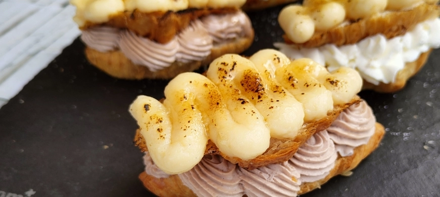 Croissants rellenos de nata y trufa con tapa de crema pastelera caramelizada