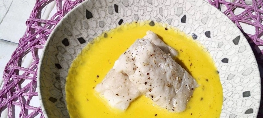 Merluza al vapor con crema de ajo al jerez