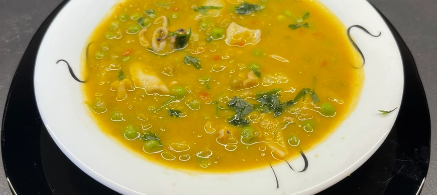 SEPIA CON GUISANTES Y PATATAS