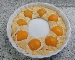 Step <p>Horneamos 25-30 min a 190° con calor arriba y abajo ,hasta que esté dorado.</p><p>Mientras tanto preparamos la gelatina.</p><p>Ponemos a remojo la hoja de gelatina.</p><p>Mientras tanto calentamos el jugo de melocotón 2 min/ 37°/vel.2</p><p>Escurrimos la gelatina y la añadimos al vaso,mezclamos 5 seg/vel.4</p> illustration