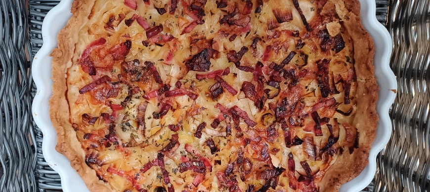 COCA DE PUERROS, QUESO Y BEICON