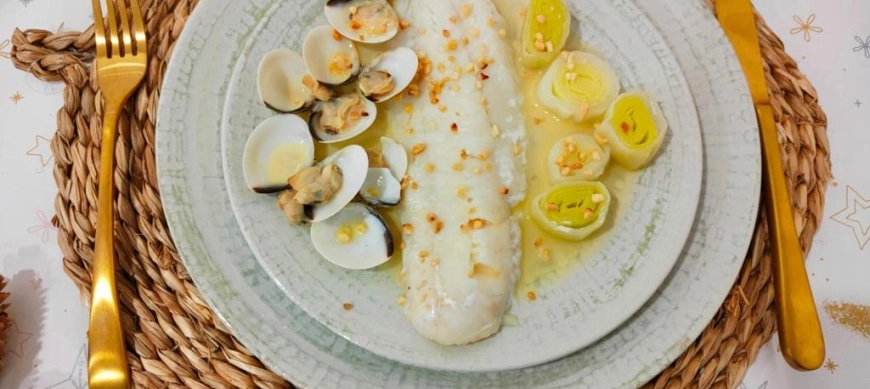 Corvina con almejas y salsa de almendras