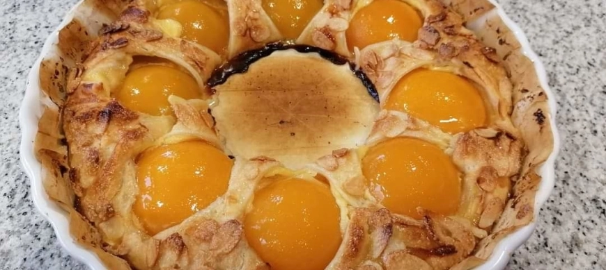 Corona de hojaldre con crema pastelera y melocotón