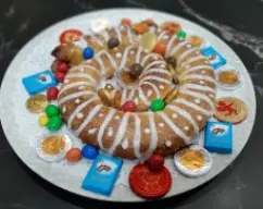 Step <p>Pincela con la yema de huevo batida y hornea, con el horno precalentado a 180º durante unos 20minutos, hasta ver la serpiente doradita. Si quieres al finalizar, puedes volver a pincelar con el resto de yema y dejarlo unos minutos más si le hiciese falta, así brillará más y terminará de dorarse.Pincela con la yema de huevo batida y hornea, con el horno precalentado a 180º durante unos 20minutos, hasta ver la serpiente doradita. Si quieres al finalizar, puedes volver a pincelar con el resto de yema y dejarlo unos minutos más si le hiciese falta, así brillará más y terminará de dorarse.</p> illustration