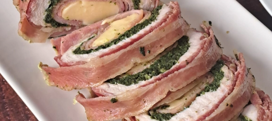 Rollo de pollo con salsa de champiñones y flan de chocolate