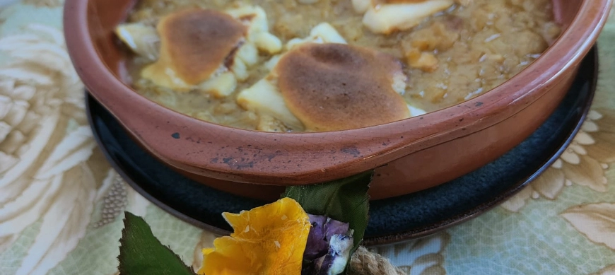 Bacalao Gratinado con Ajonesa con cebolla caramelizada y dátiles