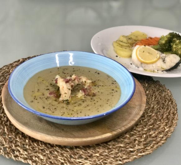Alcachofas en su crema con gambas y jamón, y merluza con verduras al vapor