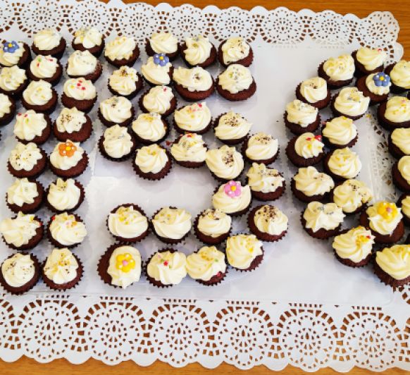 Magdalenas de chocolate y Frosting 150 Aniversario