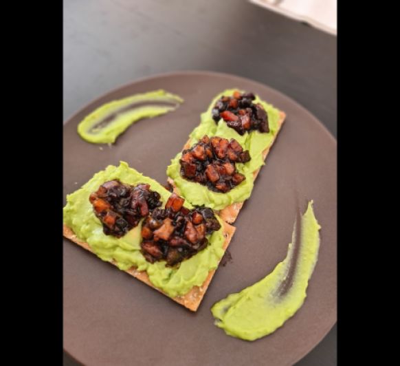 Exquisitas tostas de falso tartar de tomate