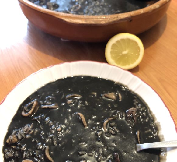 Arroz negro de calamares especial.