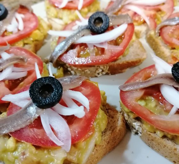 Tosta de guacamole con anchoas