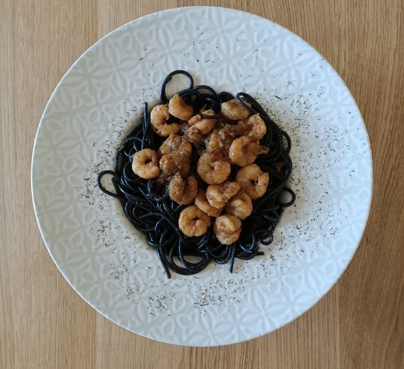 Espaguetis negro con gambas agridulce