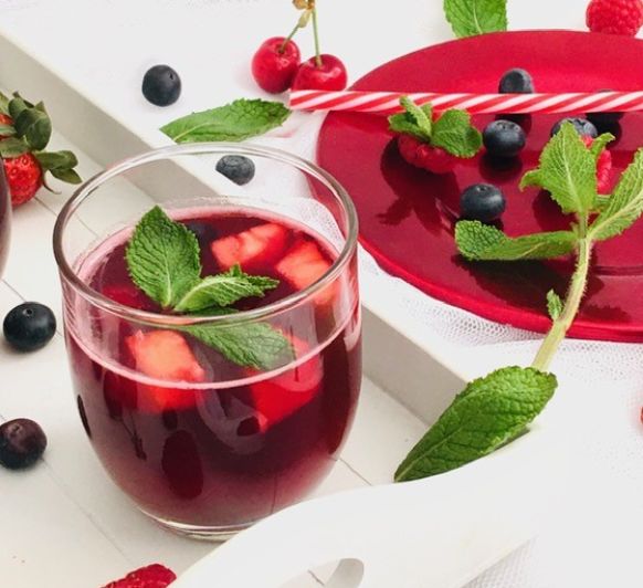 Té frío de hibisco y piña natural, con frutos rojos